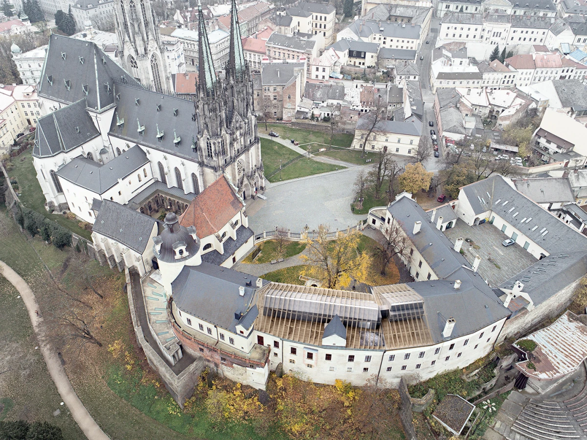 Výstavní sál v podkroví Arcidiecézního muzea Olomouc